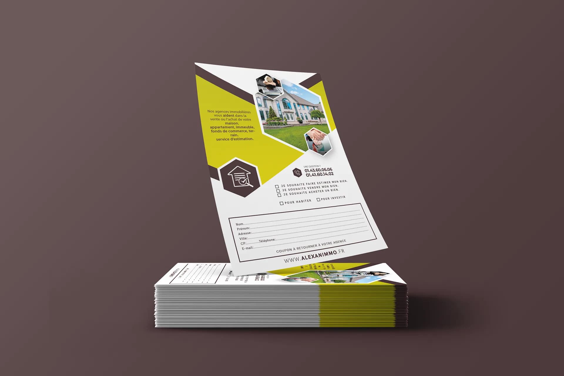 Flyer présenté sur un support de comptoir
